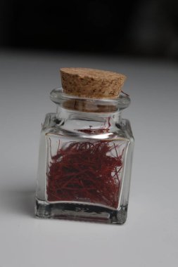 Safran iplik kavanozu. Safran baharatının makro fotoğrafı. Yüksek kalite 4k görüntü