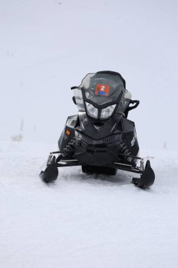 Kar motosikletleri kış manzarası Karlı kar aracı yalnızlığı. Yüksek kalite fotoğraf