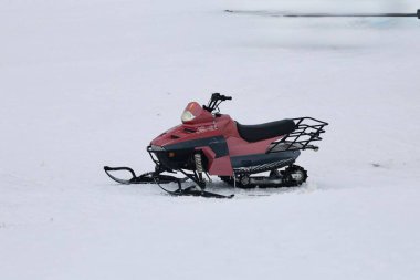 Kar motosikletli yalnızlık. Yüksek kalite fotoğraf