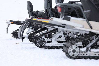 Karla kaplı kar arabası izleri. Yüksek kalite fotoğraf