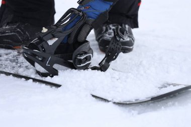 Snowboard bağlayıcı botlar. Yüksek kalite fotoğraf