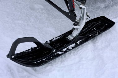 Karla kaplı kar arabası izleri. Yüksek kalite fotoğraf