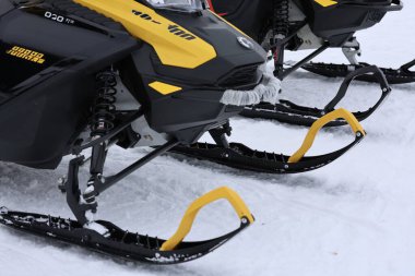 Karla kaplı kar arabası izleri. Yüksek kalite fotoğraf