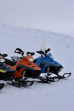 Kar motosikletleri kış manzarası Karlı kar aracı yalnızlığı. Yüksek kalite fotoğraf