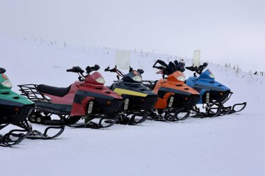 Kar motosikletleri kış manzarası Karlı kar aracı yalnızlığı. Yüksek kalite fotoğraf