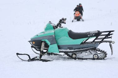 Kar motosikletli yalnızlık. Yüksek kalite fotoğraf