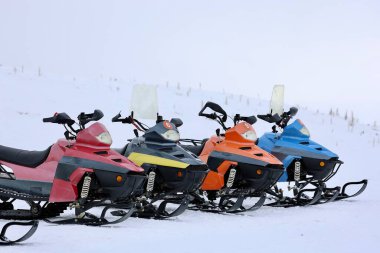 Kar motosikletleri kış manzarası Karlı kar aracı yalnızlığı. Yüksek kalite fotoğraf