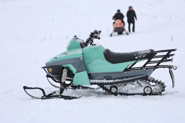 Kar motosikletli yalnızlık. Yüksek kalite fotoğraf