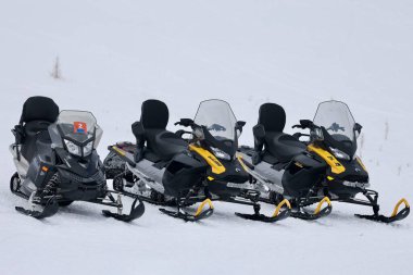 Kar motosikletleri kış manzarası Karlı kar aracı yalnızlığı. Yüksek kalite fotoğraf