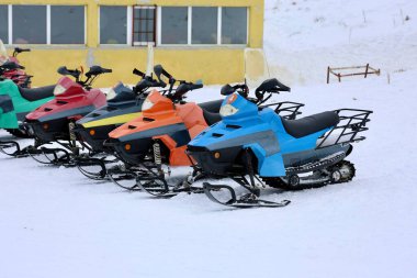 Kar motosikletleri kış manzarası Karlı kar aracı yalnızlığı. Yüksek kalite fotoğraf