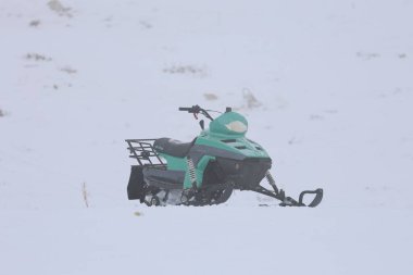 Kar motosikletli yalnızlık. Yüksek kalite fotoğraf