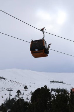 Karlı dağ kablecarı. Karlı bir dağda kablo araba, kışlık tatil beldesi. Yüksek kaliteli 4K görüntü.