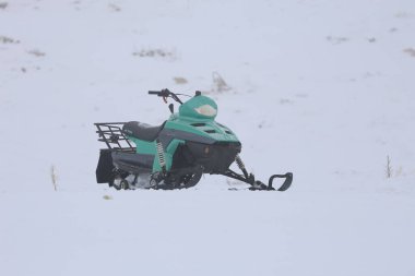 Kar motosikletli yalnızlık. Yüksek kalite fotoğraf