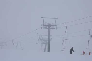 Karlı dağ kablecarı. Karlı bir dağda kablo araba, kışlık tatil beldesi. Yüksek kaliteli 4K görüntü.