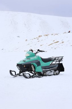 Kar motosikletli yalnızlık. Yüksek kalite fotoğraf