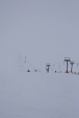 Karlı dağ kablecarı. Karlı bir dağda kablo araba, kışlık tatil beldesi. Yüksek kaliteli 4K görüntü.