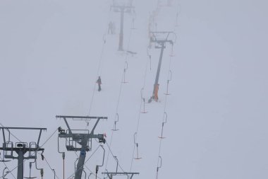 Karlı dağ kablecarı. Karlı bir dağda kablo araba, kışlık tatil beldesi. Yüksek kaliteli 4K görüntü.