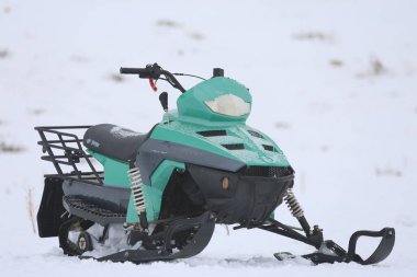 Kar motosikletli yalnızlık. Yüksek kalite fotoğraf