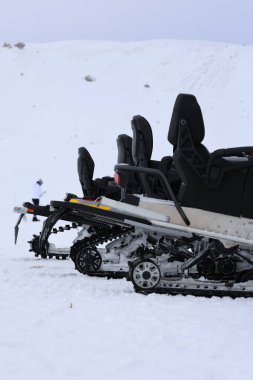 Karla kaplı kar arabası izleri. Yüksek kalite fotoğraf