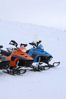 Kar motosikletleri kış manzarası Karlı kar aracı yalnızlığı. Yüksek kalite fotoğraf