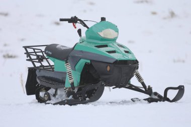 Kar motosikletli yalnızlık. Yüksek kalite fotoğraf