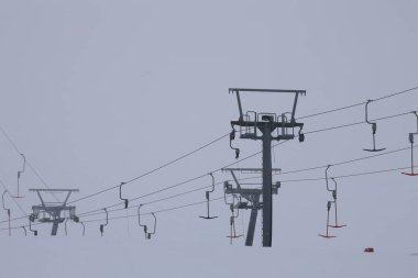 Karlı dağ kablecarı. Karlı bir dağda kablo araba, kışlık tatil beldesi. Yüksek kaliteli 4K görüntü.