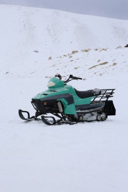 Kar motosikletli yalnızlık. Yüksek kalite fotoğraf