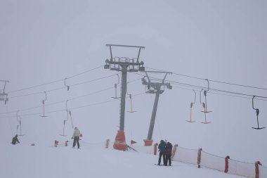 Karlı dağ kablecarı. Karlı bir dağda kablo araba, kışlık tatil beldesi. Yüksek kaliteli 4K görüntü.