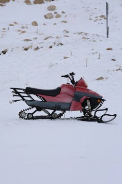 Kar motosikletli yalnızlık. Yüksek kalite fotoğraf