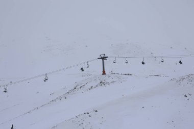 Karlı dağ kablecarı. Karlı bir dağda kablo araba, kışlık tatil beldesi. Yüksek kaliteli 4K görüntü.