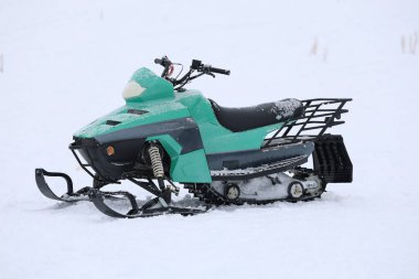 Kar motosikletli yalnızlık. Yüksek kalite fotoğraf