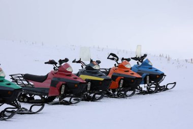 Kar motosikletleri kış manzarası Karlı kar aracı yalnızlığı. Yüksek kalite fotoğraf