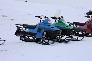 Kar motosikletleri kış manzarası Karlı kar aracı yalnızlığı. Yüksek kalite fotoğraf