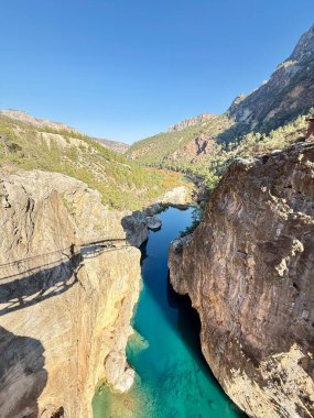 Zümrüt dağ nehrinin güneş ışığı. Yüksek kalite fotoğraf