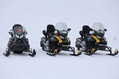Kar motosikletleri kış manzarası Karlı kar aracı yalnızlığı. Yüksek kalite fotoğraf
