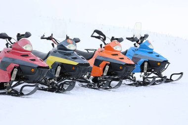 Kar motosikletleri kış manzarası Karlı kar aracı yalnızlığı. Yüksek kalite fotoğraf