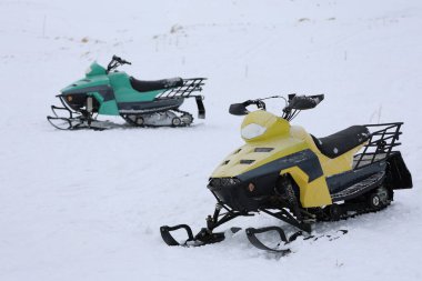 Kar motosikletleri kış manzarası Karlı kar aracı yalnızlığı. Yüksek kalite fotoğraf