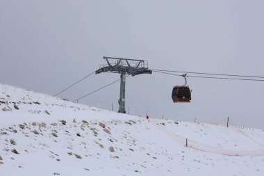 Karlı dağ kablecarı. Karlı bir dağda kablo araba, kışlık tatil beldesi. Yüksek kaliteli 4K görüntü.