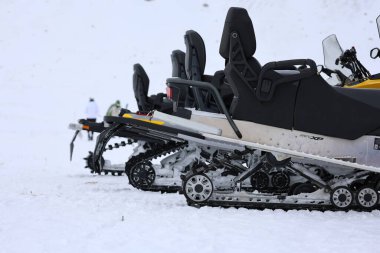 Karla kaplı kar arabası izleri. Yüksek kalite fotoğraf