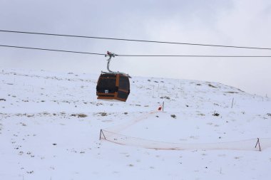 Karlı dağ kablecarı. Karlı bir dağda kablo araba, kışlık tatil beldesi. Yüksek kaliteli 4K görüntü.