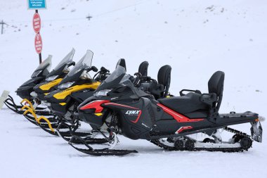 Kar motosikletleri kış manzarası Karlı kar aracı yalnızlığı. Yüksek kalite fotoğraf
