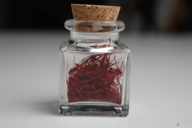 Safran iplik kavanozu. Safran baharatının makro fotoğrafı. Yüksek kalite 4k görüntü