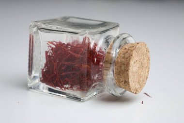 Safran iplik kavanozu. Safran baharatının makro fotoğrafı. Yüksek kalite 4k görüntü