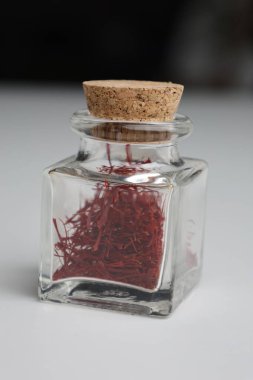 Safran iplik kavanozu. Safran baharatının makro fotoğrafı. Yüksek kalite 4k görüntü