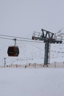 Karlı dağ kablecarı. Karlı bir dağda kablo araba, kışlık tatil beldesi. Yüksek kaliteli 4K görüntü.