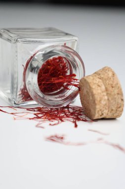 Safran iplik kavanozu. Safran baharatının makro fotoğrafı. Yüksek kalite 4k görüntü