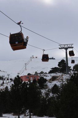 Karlı dağ kablecarı. Karlı bir dağda kablo araba, kışlık tatil beldesi. Yüksek kaliteli 4K görüntü.