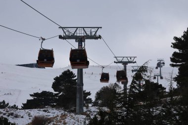 Karlı dağ kablecarı. Karlı bir dağda kablo araba, kışlık tatil beldesi. Yüksek kaliteli 4K görüntü.