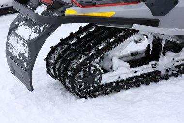 Karla kaplı kar arabası izleri. Yüksek kalite fotoğraf