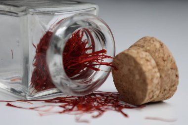 Safran iplik kavanozu. Safran baharatının makro fotoğrafı. Yüksek kalite 4k görüntü